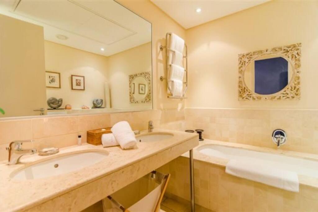 Parama 003 Secure, Luxurious Waterfront Apartment เคปทาวน์ ภายนอก รูปภาพ