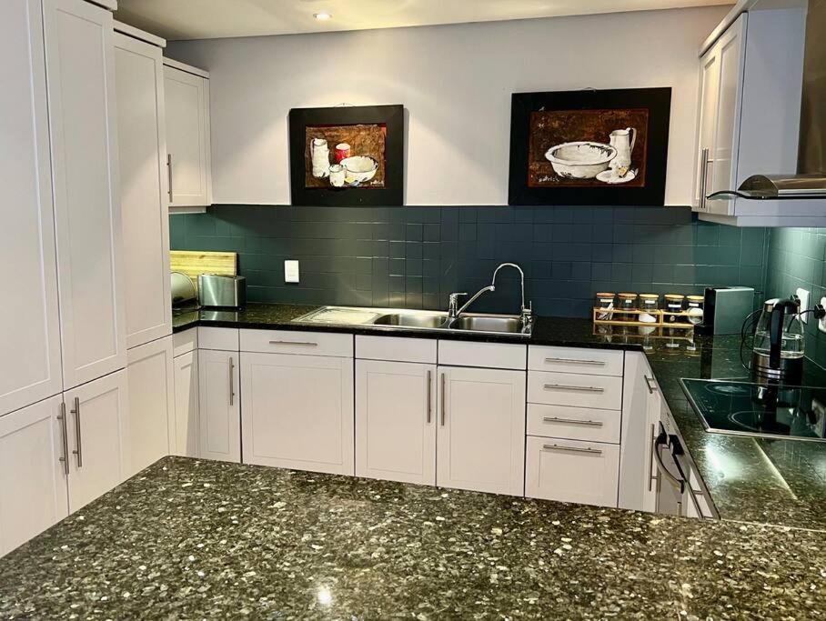 Parama 003 Secure, Luxurious Waterfront Apartment เคปทาวน์ ภายนอก รูปภาพ
